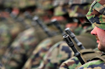 отряд солдат смотрит вперед фото со спины